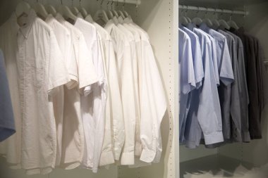 üst üste askı raf