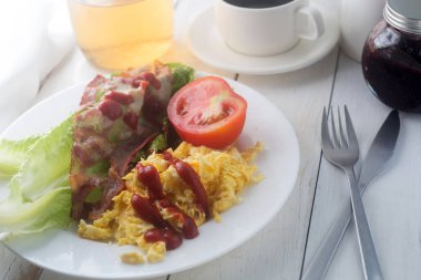 Kahvaltı yemek kolaj içerir krep, yumurta ve domuz pastırması, bisküvi, sahanda yumurta, taze yaban mersini,