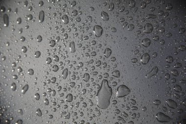 yağmur damlaları karanlık penceresinde