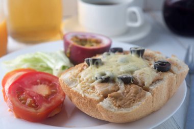 Kahvaltı yemek kolaj içerir krep, yumurta ve domuz pastırması, bisküvi, sahanda yumurta, taze yaban mersini,