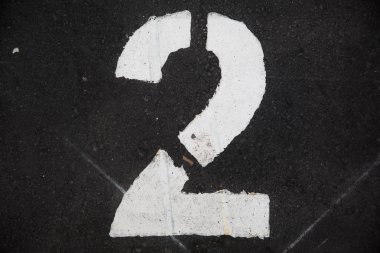 karanlık asfalt yolda numarası