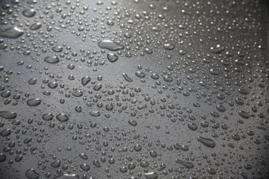 yağmur damlaları karanlık penceresinde