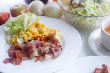 Kahvaltı yemek kolaj içerir krep, yumurta ve domuz pastırması, bisküvi, sahanda yumurta, taze yaban mersini,