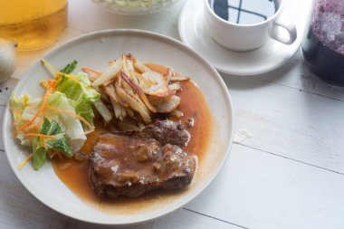 Kahvaltı yemek kolaj içerir krep, yumurta ve domuz pastırması, bisküvi, sahanda yumurta, taze yaban mersini,