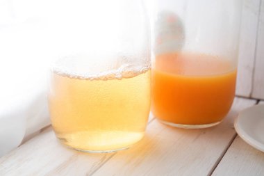 Kahvaltı yemek kolaj içerir krep, yumurta ve domuz pastırması, bisküvi, sahanda yumurta, taze yaban mersini,