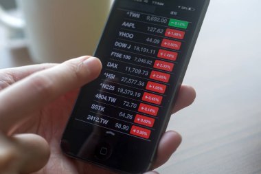 Taipei Airport, Tayvan - 10 Mayıs 2015: Apple iphone Apple hisse senedi fiyatı evrim onun büyük ekranda en son Apple Inc satış denize indirmek sırasında görüntüleme tutan el.