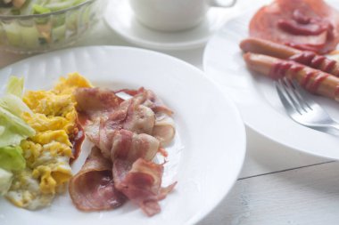 Kahvaltı yemek kolaj içerir krep, yumurta ve domuz pastırması, bisküvi, sahanda yumurta, taze yaban mersini,