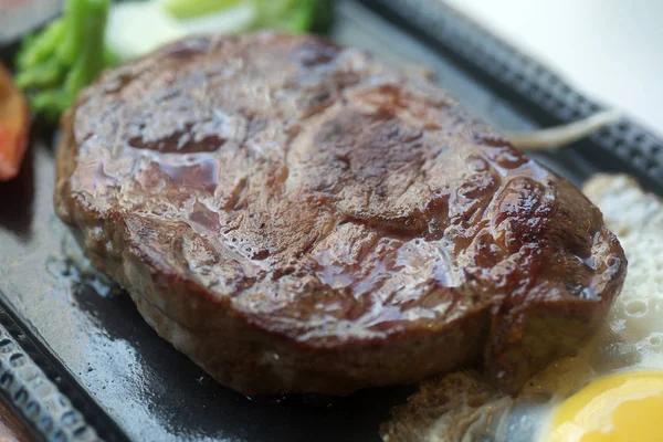 Biftek demir plaka üzerinde