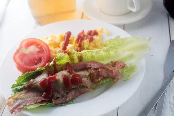 Kahvaltı yemek kolaj içerir krep, yumurta ve domuz pastırması, bisküvi, sahanda yumurta, taze yaban mersini,