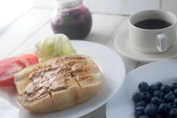 Aamiaisruoka Kollaasi Sisältää Pannukakkuja Munia Pekonia Keksejä Munakokkelia Tuoreita Mustikoita — kuvapankkivalokuva