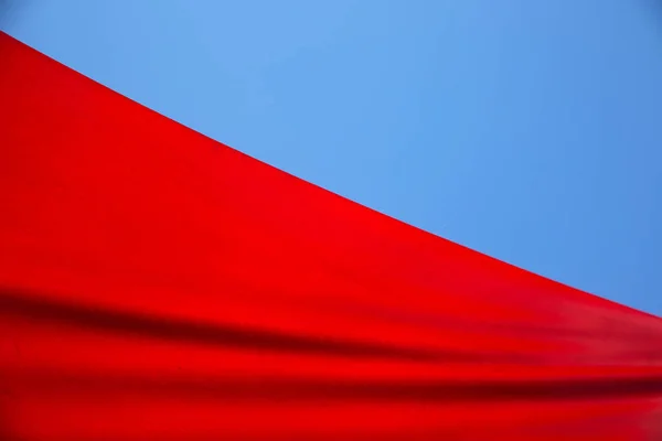 Rote Fahne Und Blauer Herbsthimmel — Stockfoto