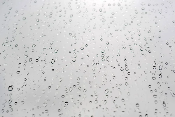 beyaz pencere üzerinde yağmur damlaları