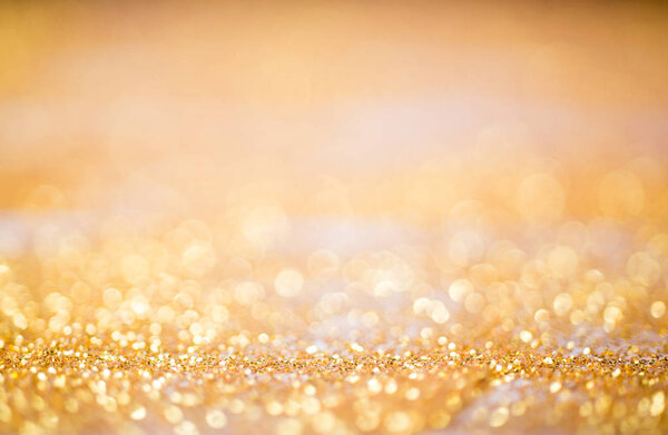 золотой порошок на деревянном столе
 