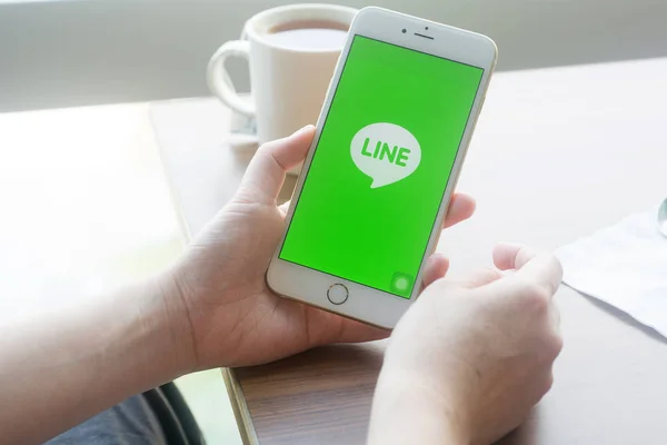 台北空港 2015 Line スマート フォン アジアでも非常に有名なのための非常に有名なインスタント メッセージング アプリケーション ストックフォト