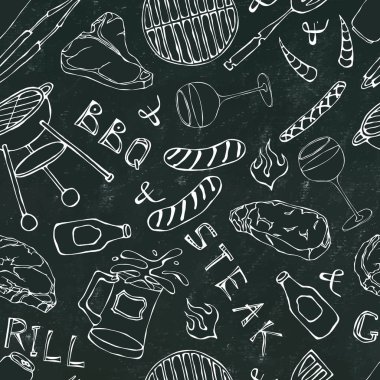 Kusursuz yaz barbekü mangal partisi düzeni. Bir bardak kırmızı, beyaz üzüm bifteği, sosis, barbekü ızgarası, maşa, çatal. Kara Tahta Geçmişi ve Tebeşir. El Çizimi Vektör Çizimi. Doodle Tarzı