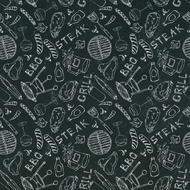 Kusursuz yaz barbekü mangal partisi düzeni. Biftek, sosis, barbekü ızgarası, maşa, çatal, ateş, ketçap. Kara Tahta Geçmişi ve Tebeşir. El Çekimi Vektör İllüstrasyonu. Doodle Biçimi