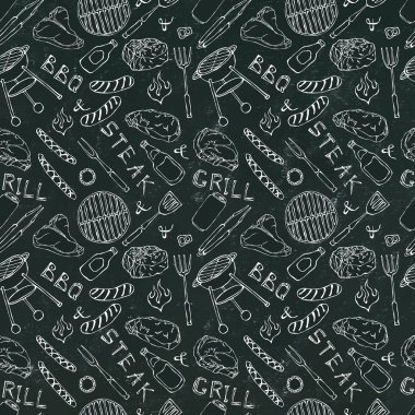 Kusursuz yaz barbekü mangal partisi düzeni. Biftek, sosis, barbekü ızgarası, maşa, çatal, ateş, ketçap. Kara Tahta Geçmişi ve Tebeşir. El Çekimi Vektör İllüstrasyonu. Doodle Biçimi