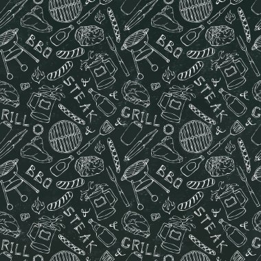 Kusursuz yaz barbekü mangal partisi düzeni. Biftek, sosis, barbekü ızgarası, maşa, çatal, ateş, ketçap. Kara Tahta Geçmişi ve Tebeşir. El Çekimi Vektör İllüstrasyonu. Doodle Biçimi