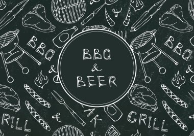 Kusursuz yaz barbekü mangal partisi düzeni. Bira, biftek, sosis, barbekü ızgarası, maşa, çatal, ateş, ketçap. Kara Tahta Geçmişi ve Tebeşir. El Çekimi Vektör İllüstrasyonu. Doodle Biçimi