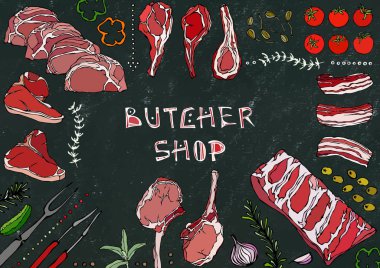 Kasap Dükkanı. Et Kesikleri - Biftek, Domuz eti, Kuzu, Biftek, Kemiksiz Kalça, Pirzola Kızartma, Fileto ve Pirzola. Domates, zeytin, dolma biber, soğan, sarımsaklı otlar çatal maşa kara tahta arka plan ve tebeşir.