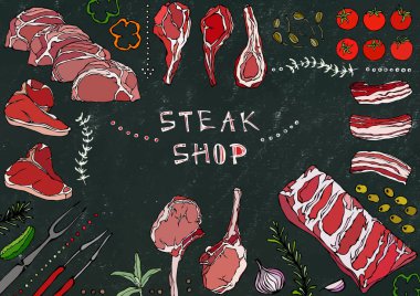 Biftek Dükkanı. Et Kesikleri - Biftek, Domuz eti, Kuzu, Biftek, Kemiksiz Kalça, Pirzola Kızartma, Fileto ve Pirzola. Domates, zeytin, dolma biber, soğan, sarımsaklı otlar çatal maşa kara tahta arka plan ve tebeşir.