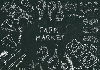 Çiftlik Pazarı. Et Kesikleri - Biftek, Domuz eti, Kuzu, Biftek, Kemiksiz Kalça, Pirzola Kızartma, Fileto ve Pirzola. Domates, zeytin, dolma biber, soğan, sarımsaklı otlar çatal maşa kara tahta arka plan ve tebeşir.