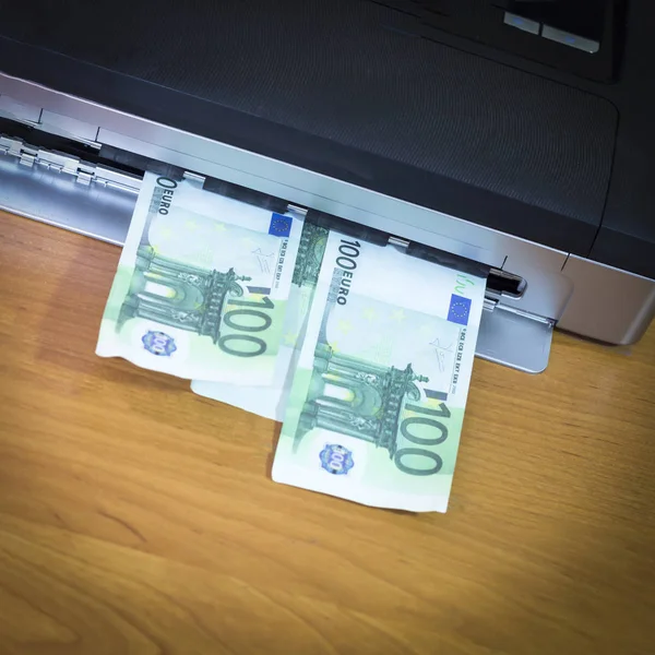 The printer, the lid is open. You see money, euro. There is vignetting