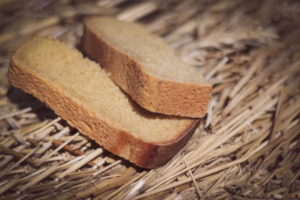 Due Pezzi Pane Nero Pane Giace Sul Pane Adulto Profondità — Foto stock gratuita