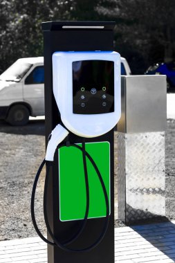 Bir elektrikli otomobil yakıt ikmali için beyaz kanalıdır. Alt kayıt için bir yer.