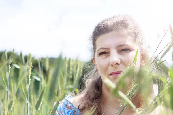 Una Chica Con Ojos Tristes Sienta Brotes Trigo — Foto de Stock