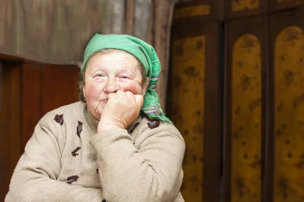 Yaşlı Bir Kadının Bir Sandalyeye Oturuyor Eski Pis Kıyafetlerim Kesme — Stok fotoğraf