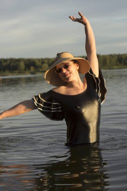 Parlak güneşli bir günde. Artık bize ve gökyüzüne bakarak Genç bir kızdır