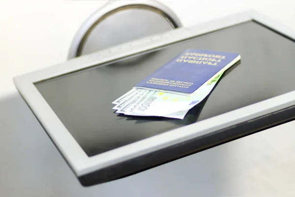 Παρακολούθηση Λευκό Φόντο Αλλά Δεν Είναι Απομονωμένες Πληκτρολόγιο Μπλε Διαβατήριο — Φωτογραφία Αρχείου