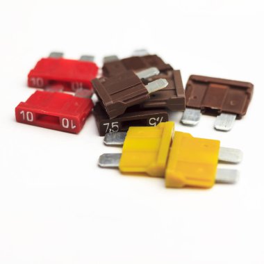 araba sigorta. kırmızı, sarı, koyu. beyaz bir arka plan yakın çekim