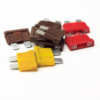 araba sigorta. kırmızı, sarı, koyu. beyaz bir arka plan yakın çekim