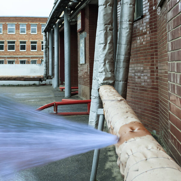 Зима, холодно. Отопительные трубы, не выдержал морозов и лопнул
