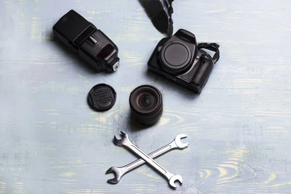 つのキーと木製の背景でレンズ カメラの修理やレンズ 不良修理 — ストック写真