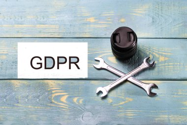 Gdpr - objektif ve flaş resim yazısı veri koruma arkasında. Siber güvenlik ve Gizlilik