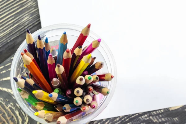 Kleur Potloden Een Glas Een Vel Wit Papier — Stockfoto