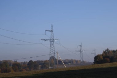 yüksek gerilim enerji hatları. ufuk çizgisi yanlıştır. Elektrik Dağıtım İstasyonu.