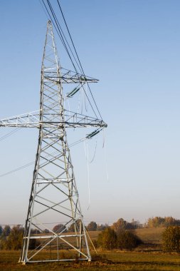 yüksek gerilim enerji hatları. ufuk çizgisi yanlıştır. Elektrik Dağıtım İstasyonu.