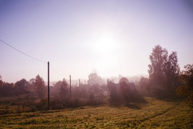 sonbahar. sabah sis kalın. siste görünür bir köydür. Yumuşak odak