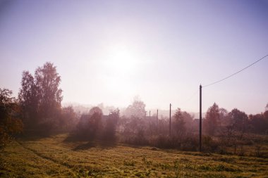 sonbahar. sabah sis kalın. siste görünür bir köydür. Yumuşak odak