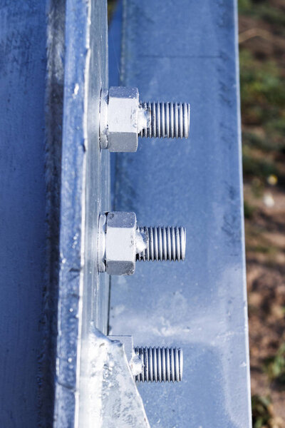 Крепите болты, скрученные гайкой, и держите металлическую пластину
.