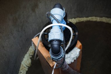 Güneş, sıcak ve beyaz kum. su pompaları kuyu içinde açık erişim kapağı