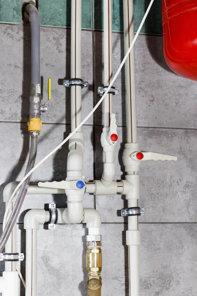 Sistema Calefacción Con Tuberías Plástico Válvulas Otros Equipos Sala Calderas — Foto de Stock