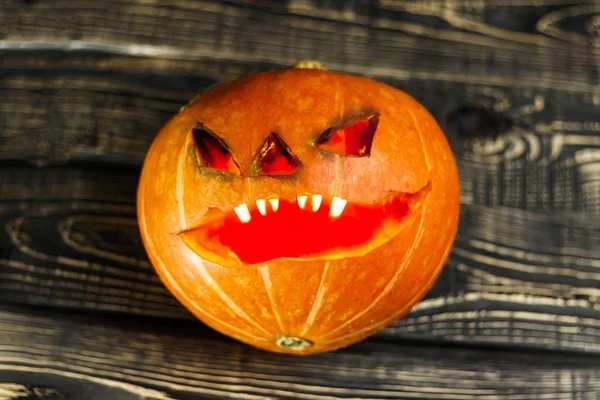 Halloween, dos piezas o una, en el ojo es una cámara de linterna con velas encendidas sobre un fondo negro. Halloween celebración, celebración — Foto de Stock