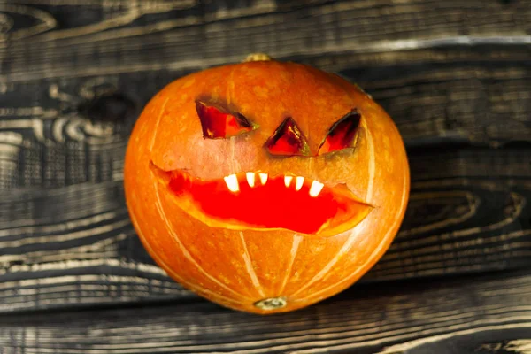 Halloween, dos piezas o una, en el ojo es una cámara de linterna con velas encendidas sobre un fondo negro. Halloween celebración, celebración — Foto de Stock