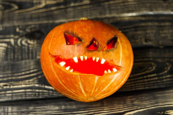 Halloween, dos piezas o una, en el ojo es una cámara de linterna con velas encendidas sobre un fondo negro. Halloween celebración, celebración — Foto de Stock