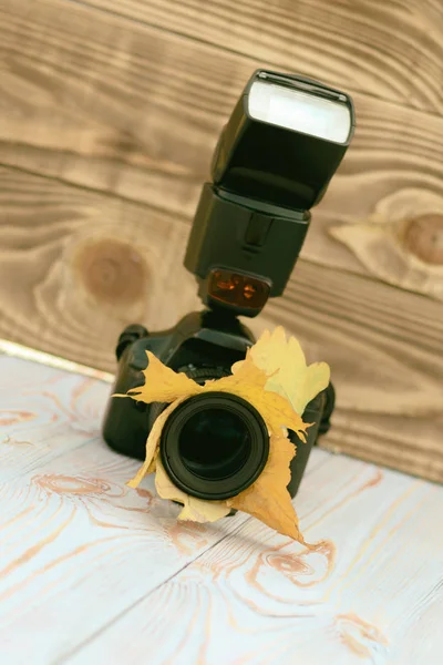 黄色い紅葉 レトロなスタイルの木製の背景 カメラ レンズ クローズ アップ — ストック写真